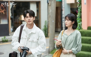 Ong Sung Woo Gagal Senyum Jahat, Buat Shin Ye Eun Ngakak di Lokasi 'More Than Friends'