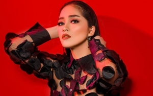 Gracia Indri Masih Kekeh Sembunyikan Identitas Kekasih Bule, Foto Mesra Ini Ramai Digoda Rekan Artis