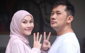 Istri Bongkar Aksi Hanung Bramantyo Pakai Bando Kelinci Cetar Saat Curhat, Alasannya Tak Terduga