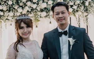 Angela Lee Pamer Kening Dikecup Suami Tampan, Bongkar Rencana Malam Pertama Langsung Bikin Ricuh