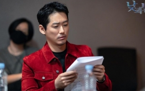 Nam Goong Min Tetap Santai Meski Dikepung Polisi dengan Tangan Berlumuran Darah di Teaser 'Awaken'