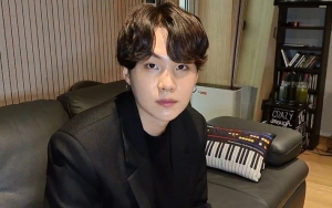 Suga BTS Main Gitar Bak Cowok Romantis, 'Piyama' Tak Biasa Curi Fokus