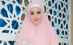 Dulu Sentil Isu Celine Nikah Sesama Jenis, Ibunda Mualaf Jadi Adem Berkat Pengajian