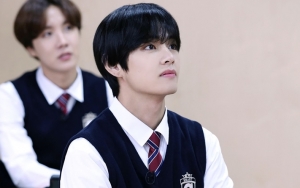 Gantengnya V BTS Berseragam Sekolah Persis Murid Teladan Bikin Jatuh Cinta