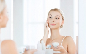 7 Rekomendasi Skincare Dengan Kandungan Alpha Arbutin Yang Bisa Bikin Wajah Cerah Bersinar