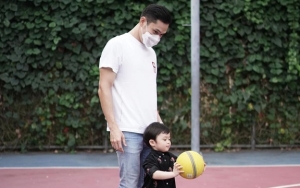 Suami Sandra Dewi Digoda 'Lempar' Anak ke Ring Basket, Bagian Celana Sukses Bikin Salfok