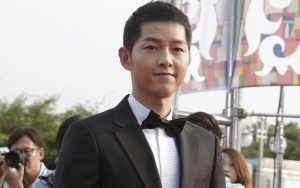 Ganteng Maksimal di Foto Buram, Penampilan Song Joong Ki Saat Syuting 'Vincenzo' Banjir Pujian