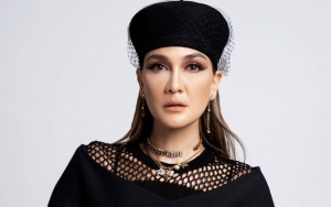 Luna Maya Diduga Dilamar Usai Malu-malu Pamer Cincin Berlian di Jari Manis, Harganya Bikin Melongo