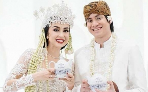 Kevin Aprilio dan Vicy Melanie Pose di Atas Ranjang, Netter Goda Soal Malam Pertama