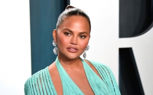 Sempat Tuai Kritik, Chrissy Teigen Beber Alasan Nekat Ambil Foto Saat Keguguran