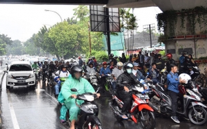 Jangan Sembarangan! Pemotor Nekat Berteduh di Bawah Fly Over Saat Hujan Bisa Dipenjara 2 Bulan