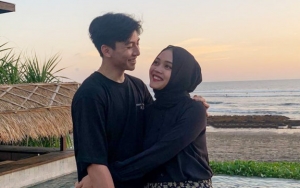Putri Delina Terharu Dipeluk-Disuapi Ibu Jeffry Meski Beda Agama, 'Calon Adik Ipar' Imut Bikin Gemes
