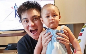Baim Wong Pamer Aksi Santuy Kiano Ngapung di Laut, Ekspresinya Bikin Ngakak