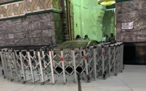Mobil Sedan 'Nyelonong' Tabrak Masjidil Haram, Sopir Diduga Mabuk
