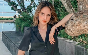 Pakai Jubah Mandi, Cinta Laura Bersinar Cantik Dililit Lampu Bak Peri Hingga Bidadari