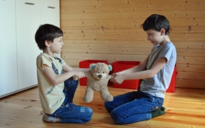 Jangan Sampai Ikut Tersulut Emosi, Ini 7 Tips Bijak Menenangkan Anak Yang Berkelahi
