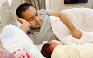 Anak Kedua Lahir Saat Pandemi, Raditya Dika Wajibkan Keluarga Swab Test Sebelum Bertemu Bayinya