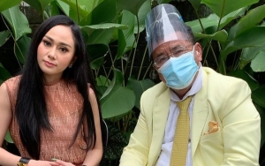 Denise Chariesta Semringah Tangannya Dipegang Hotman Paris, Bagian Kaki Justru Bikin Salfok