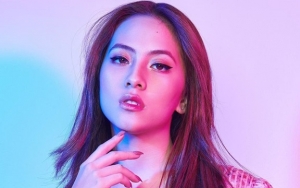  Tak Peduli Hujatan, Adhisty Zara Ejek Haters dengan Julurkan Lidah