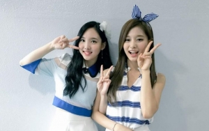 Pose Kocak Tzuyu TWICE di Foto Manis Bareng Nayeon Ini Sukses Jadi Hiburan Banyak Orang