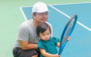 Diajak Foto Candid Bareng Baby Aksara, Gemasnya Alea Putri Raditya Dika Malah Sadar Kamera