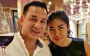 Aksi Kocak Ari Wibowo 'Seret' Sang Istri Saat Liburan di Pantai Bikin Ngakak