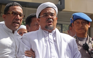 Sambut Kepulangan Habib Rizieq, Massa Bikin Pilot-Pegawai Gagal Masuk Bandara Soetta