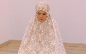 Foto Perdana Katty Butterfly Bermukena Cantik Ala Bidadari Surga, Putri Kecil Ikut Belajar Sholat?