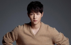 Song Joong Ki Ganteng Banget di Pemotretan Baru, Tulis Surat Menyentuh