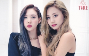 Tingkah Gesrek Tzuyu TWICE Duduk di Kursi 'Gaib' Bareng Nayeon