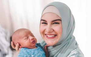 Irish Bella Tertawa Cantik Pamer Behel Gigi, Ekspresi Baby Air Jadi Bintang Endorse Super Gemes