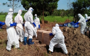 Abai Protokol Kesehatan, Puluhan Warga di Sumbar Makamkan Pasien COVID-19 Tanpa APD