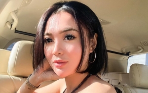Pakai Batik Couple, Wika Salim Kondangan Bareng 'Pacar' di Pernikahan Jenita Janet