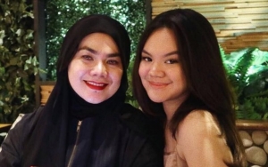 Ibunya Hijrah Cantik Berhijab, Shafa Harris Santai Main Bareng Anjing Kesayangan