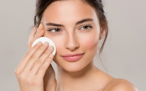 Cek Jenis Kulit Hingga Kandungannya, Ini 7 Tips Memilih Micellar Water Yang Aman Digunakan