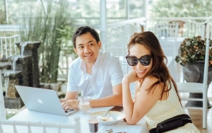 Ayu Dewi Makin Lengket Dengan Suami, Kena 'Sindir' Denny Cagur Hingga Ramai Digoda Baby Nomor 4