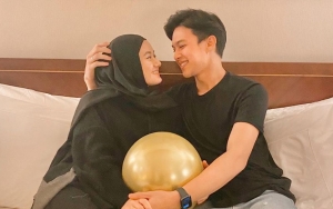 Cuma Terpaut Sehari, Rey Mbayang dan Dinda Hauw Mesra Rayakan Ulang Tahun di Atas Ranjang