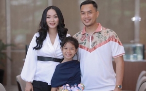 Putri Tiri Zaskia Gotik Sibuk Bantu Ibu Kiloin Beras, Tulis Pesan Manis Buat Adik Bayi