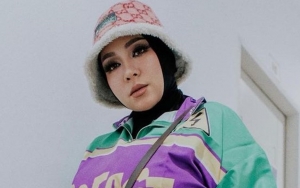 Bikin Bangga, Face Shield Melly Goeslaw Karya Rinaldy Yunardi Juga Dipakai Lady Gaga