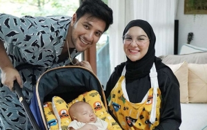 Gaya Ammar Zoni Berjemur Bareng Baby Air Sukses Bikin Gemes