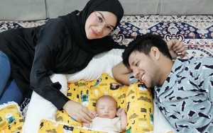Irish Bella Pamer Tubuh Berotot Ammar Zoni Saat Gendong Baby Air, Dipuji Makin Macho