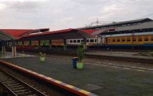 7 Gerbong Kereta Meluncur Sendiri Hingga Tabrak Backhoe, Warga Panik