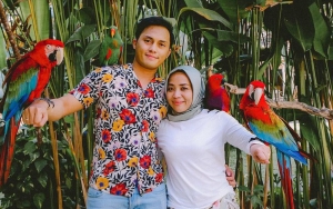 Tak Sedarah, Suami Muzdalifah Telaten Ajari Putra Tampan Nassar Bersepeda-Beri Pelukan Bikin Kagum