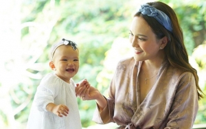 Shandy Aulia Asik Naik Kuda Bareng Baby Claire, Penampakan Kaki dan Sandal Jepit Bikin Salfok