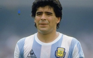 Jenazah Diego Maradona Dimakamkan Dekat Pusara Ortu, Ribuan Fans Berdesakan