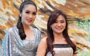Nenek Cantik 53 Tahun, 'Tante' Sandra Dewi Pamer Body Goals Ala BLACKPINK Dikira Pacar Anaknya