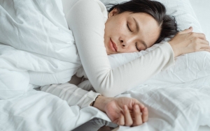 Wanita Ini Bantu Riset Untuk Lawan COVID-19 Sambil Tidur, Bagaimana Caranya?