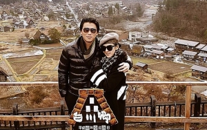 Cantik Berkimono, Syahrini Disentil Pose Naiki Tempat Replika Kuil Sakral di Jepang