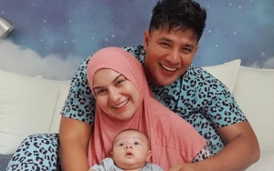 Ciumi Irish Bella di Kolam Renang, Ammar Zoni Pamer Otot Perut dari Kejauhan Bikin 'Panas'