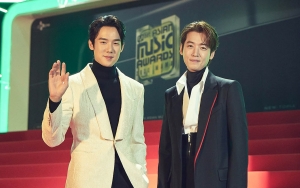 MAMA 2020: Jung Kyung Ho Pose Bareng Yoo Yeon Seok di Backstage, Dibilang Seganteng Pangeran